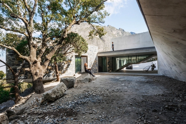 Casa bedolla / P+0 Architecture  - Casas, Fachada, Escaleras
