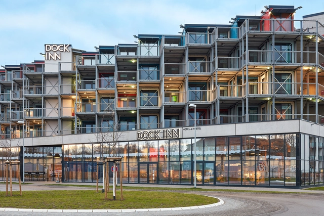 Design Hostel / Holzer Kobler Architekturen + Kinzo  - Albergues