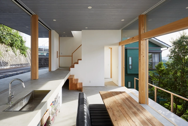 Casa de tres niveles / ihrmk - Casas