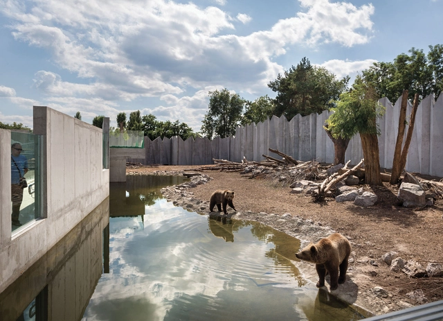 The Land of Bears and Wolves / Project 7 - Exterior Photography, Zoo