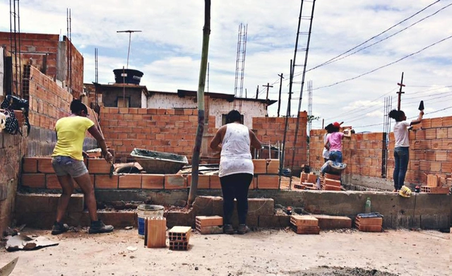 Vivienda Social en Latinoamérica: trabajar con (o eludir) el sistema - Imagen Principal