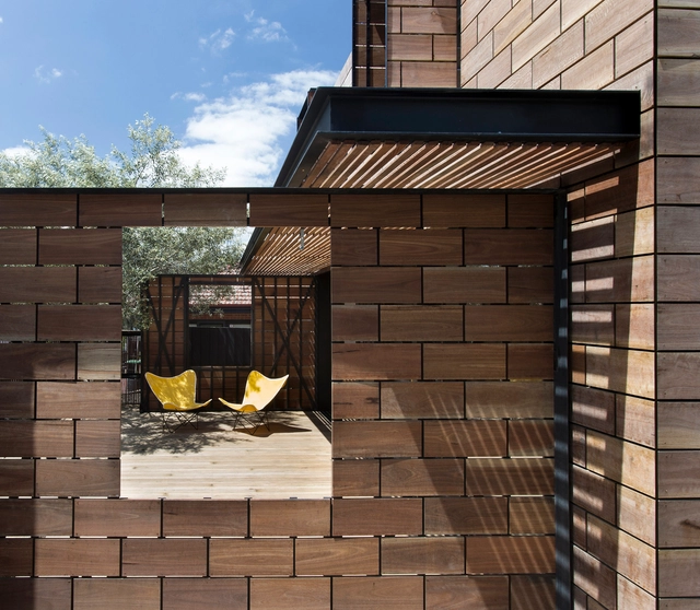 Casa de piedra y madera / Breathe Architecture - Casas
