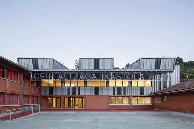 Escuela infantil Altzaga / azab - Escuela Primaria, Fachada, Puerta, Escaleras