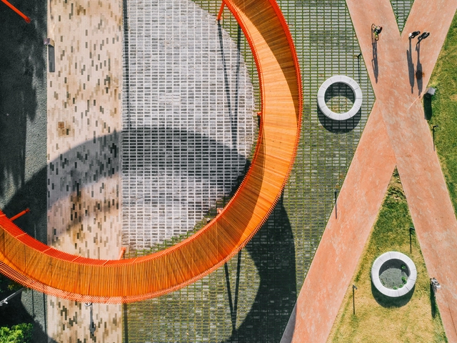 Azatlyk, Central Square of Naberezhnye Chelny / DROM - Renovation