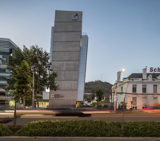 Sede Colegio de Ingenieros de Chile / Gubbins Arquitectos - Interiores De Oficina, Fachada, Urbano
