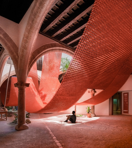 A catenária e o arco / Manuel Bouzas + Santiago del Aguila - Instalações Temporárias