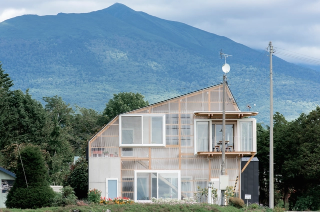 A casa de telhado deformado em Furano / Yoshichika Takagi + associates - Renovação