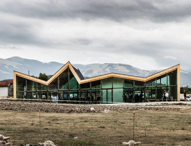 Centro de usos múltiples y protección civil de Norcia / Stefano Boeri Architetti - Centro Comunitario