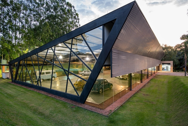 Garagem do Colecionador / HAUS Arquitetura e Incorporação - Outras Estruturas, Jardim, Fachada