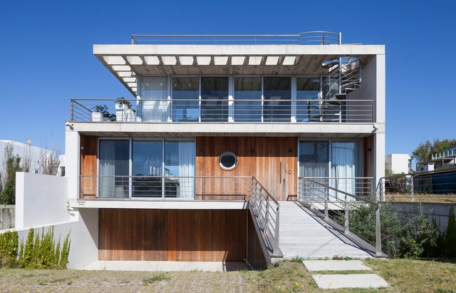 Casa nautilus / Martin Gomez Arquitectos - Casas, Fachada, Puerta, Barandas, Escaleras, Balcón