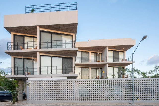 Hotel y condominio Balba / Marek - Apartamentos, Fachada, Puerta, Balcón, Barandas