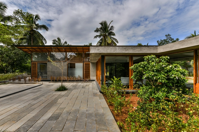 A Casa Inclinada / Thought Parallels - Casas