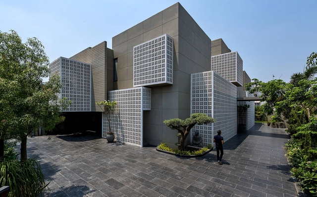 18个印度传统图案'屏幕'，改善炎热夏日人体舒适度 / Sanjay Puri Architects - 独立住宅