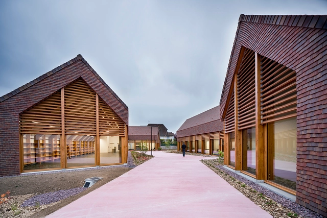 Gonzague Saint Bris社会文化中心，诺曼底农舍的当代诠释 / Lemoal Lemoal Architects - 文化中心