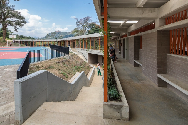 Institución educativa Miguel Valencia / Plan:b arquitectos - Escuelas, Fachada, Barandas, Escaleras, Cierros