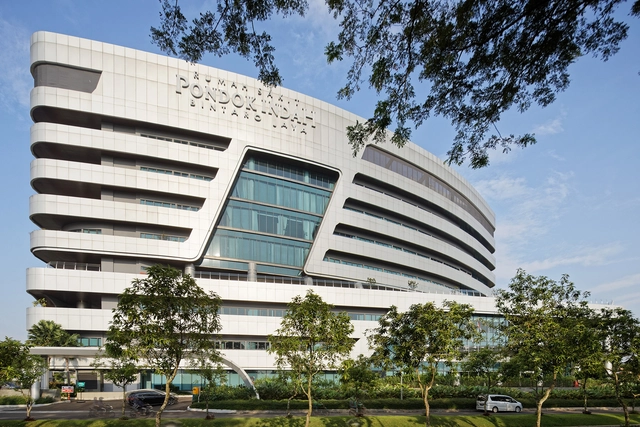 Pondok Indah Bintaro Jaya Hospital / Silver Thomas Hanley - Exterior Photography, Hospital , Facade