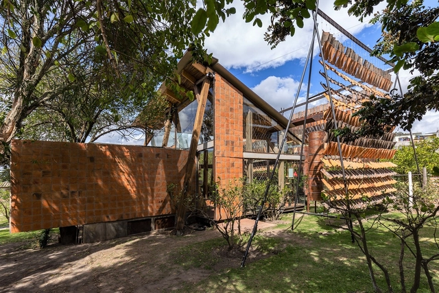 Casa das telhas voadoras / Daniel Moreno Flores - Casas
