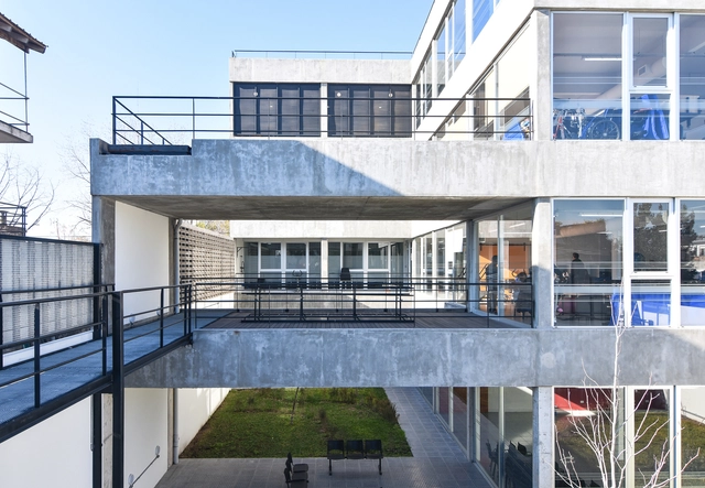 Complejo municipal de rehabilitación psicofísica y salud mental / Municipalidad de San Martín - Edificios Municipales, Fachada, Barandas, Cierros, Balcón