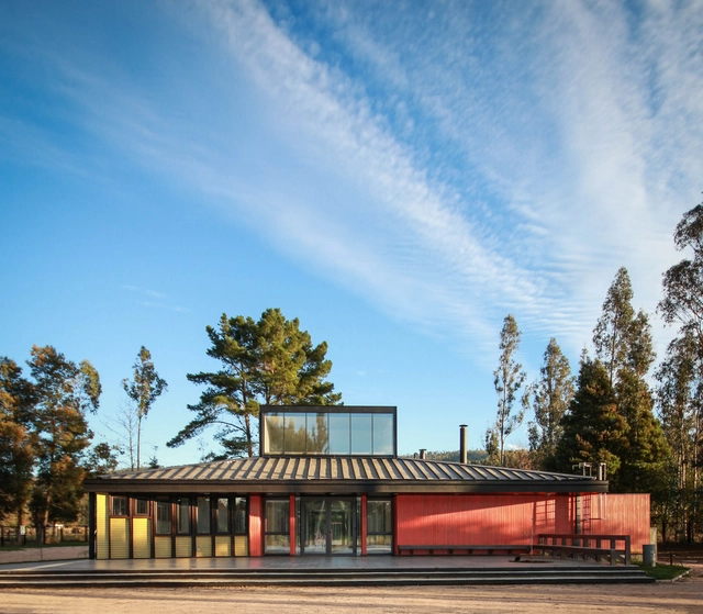Escuela Rural de Melirrehue / GVAA + BVA - Escuelas, Fachada