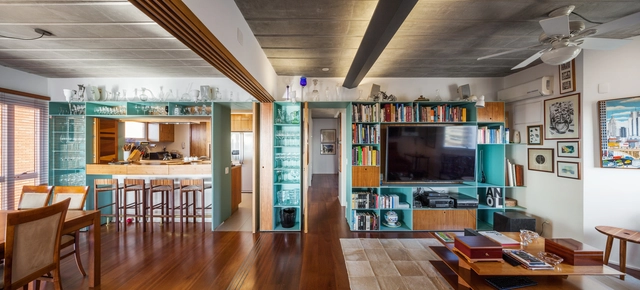 Apartamento Rodésia / GOAA - Gusmão Otero Arquitetos Associados - Edifício De Apartamentos, Cozinha, Viga, Porta, Mesa, Bancada, Cadeira, Banco