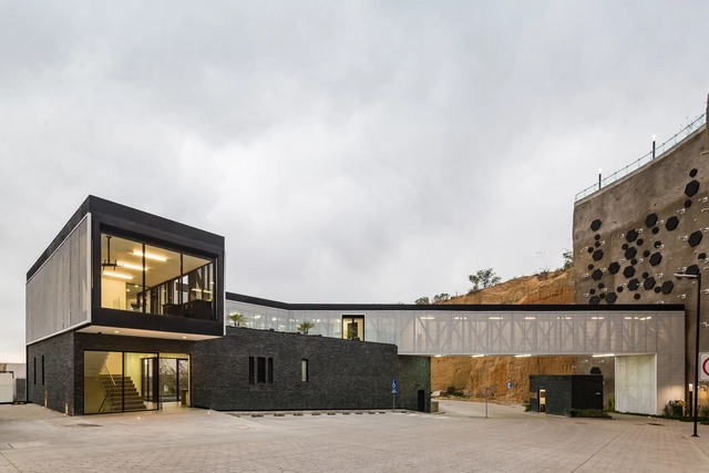 Centro Comunitário Club Moncayo House / Iconico - Centro Comunitário