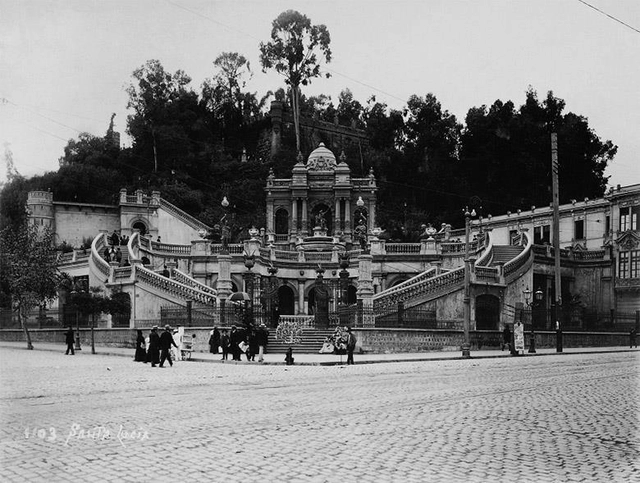 Explanada Santa Lucía, un proyecto para restablecer el vínculo entre cerro y ciudad en Santiago - Imagen Principal