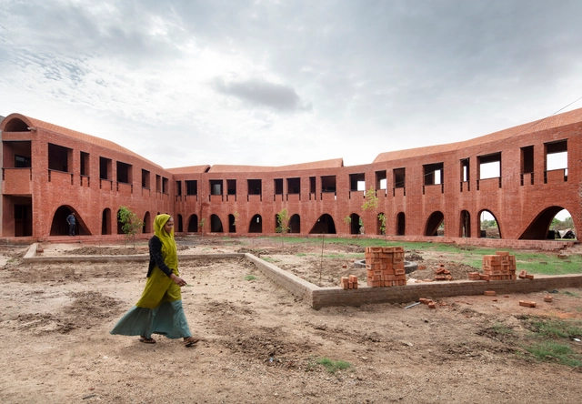 巴德兰儿童学校，自由舞蹈的红陶拱门 / Samira Rathod Design Atelier - 中小学校