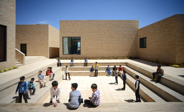 Educación y espacios abiertos: 12 ejemplos de patios en escuelas - Imagen Principal