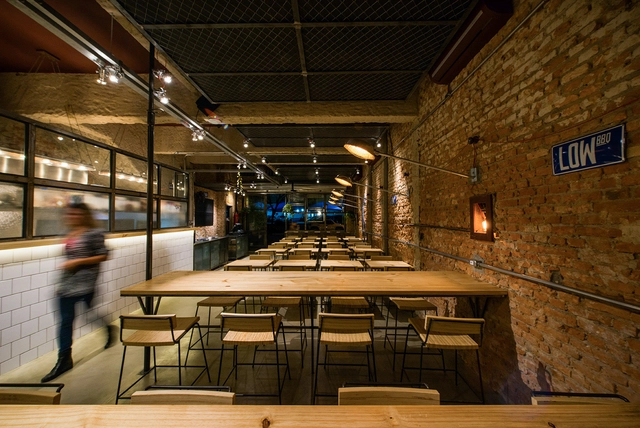 Restaurante Low BBQ / Fabio Marins Arquitetura - Restaurante, Viga, Mesa, Cadeira
