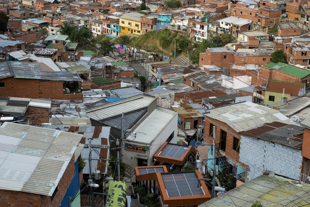Sobre o morro, a céu aberto: história de um bairro popular e de suas escadas rolantes elétricas - Imagem de Destaque