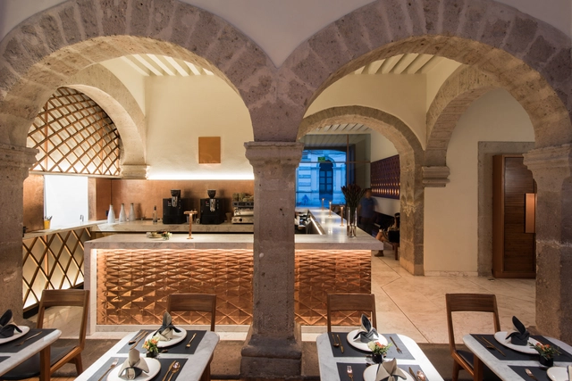 Hotel Herencia / BUDIC  - Preservación Histórica, Arcada, Arco, Sillas