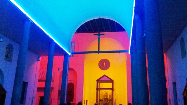 Como a luz pode transformar o espaço? Conheça a obra do artista Dan Flavin - Imagem de Destaque