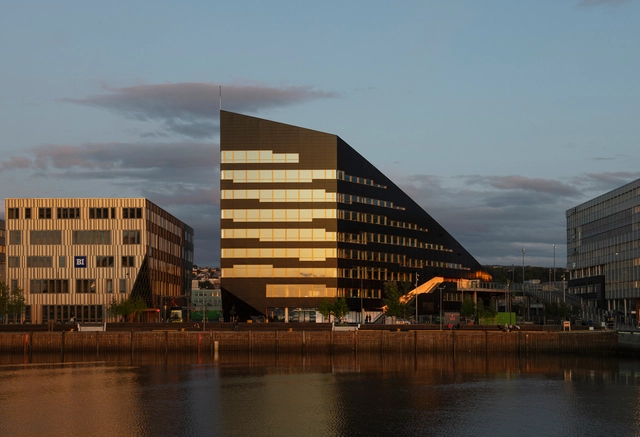 Snøhetta completa edificio de oficinas con casi 3.000 m² de paneles solares en Noruega - Imagen Principal