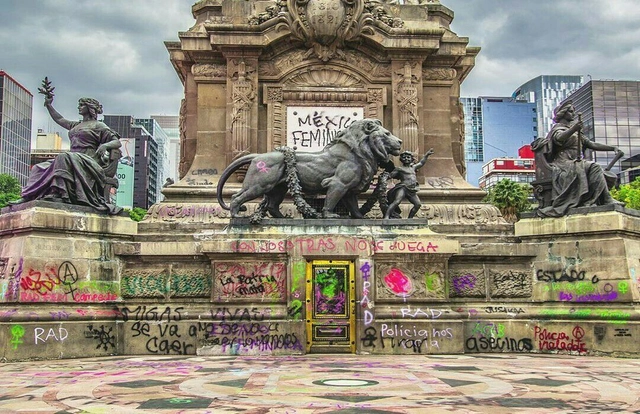 Mujeres restauradoras se pronuncian ante las pintas de los monumentos en la Ciudad de México - Imagen Principal
