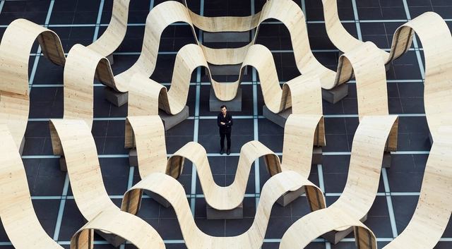 El pabellón de ondas de madera de Paul Cocksedge se inaugura en el Festival de Diseño de Londres 2019 - Imagen Principal