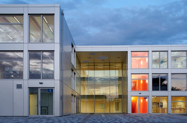 Escola Secundária Integrada Berlin-Mahlsdorf / NKBAK  - Escolas