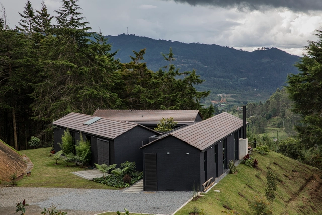 Casa Ortega Mora / Estudio Transversal - Casas