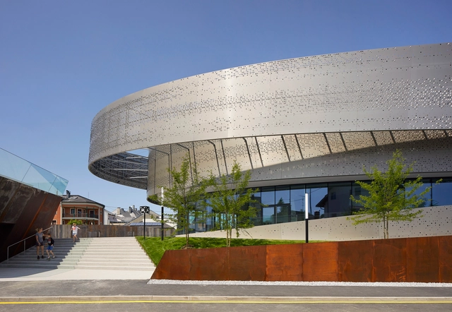 KTM Motohall / HOFBAUER LIEBMANN WIMMESBERGER architekten + X Architekten - Showroom