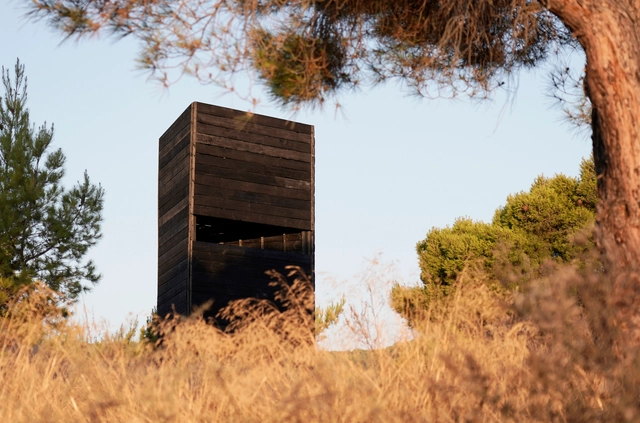 城市的‘黑色灯塔’ / Kieran Donnellan + MEDS (Meetings of Design Students) - 展馆