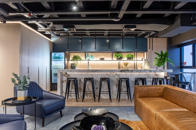 Escritório Slap Hub / Projetebem Arquitetura - Escritórios, Viga, Mesa, Iluminação, Cadeira
