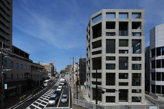立面‘无分层’办公楼 / T-Square Design Associates - 商业建筑