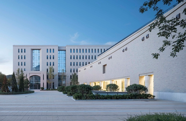 Faculty of Management and Economics of Dalian University of Technology / UAD - University