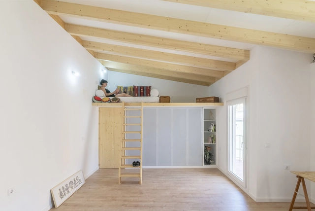Casa pálida y amaderada / Un Estudio Propio - Casas, Fijación Vigas, Puerta