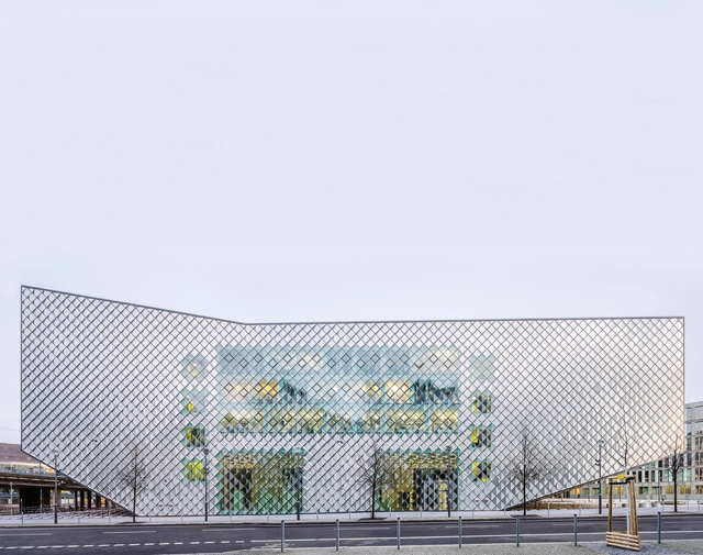Smart Facades: Buildings that Adapt to the Climate Through their Skin - Featured Image