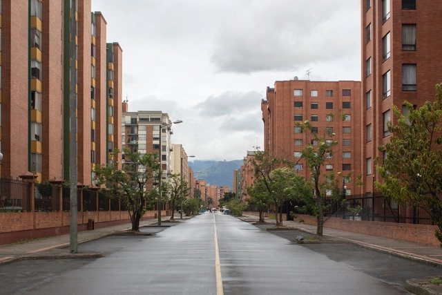 Cidade ilha: condomínios fechados e sua relação com o espaço público de Bogotá - Imagem de Destaque