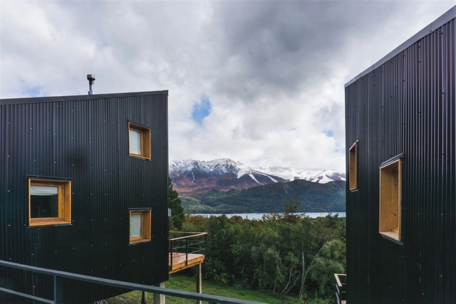 Cabañas andina mellizas patagónicas / forma Architecture - Casas, Fachada