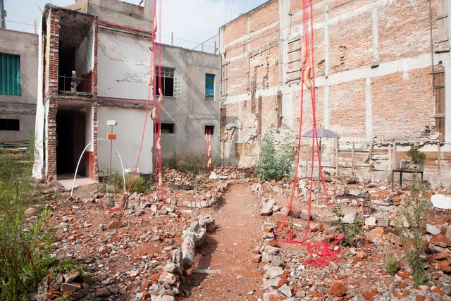 'El Castillo de los Ladrillos Rotos', una exposición de guadalajara90210 + Reurbano - Imagen Principal
