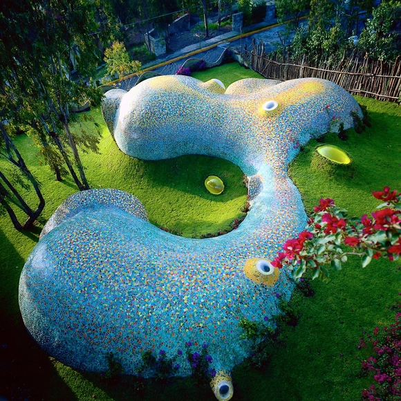 Clásicos de Arquitectura: La Ballena Mexicana / Javier Senosiain - Residencial, Jardín