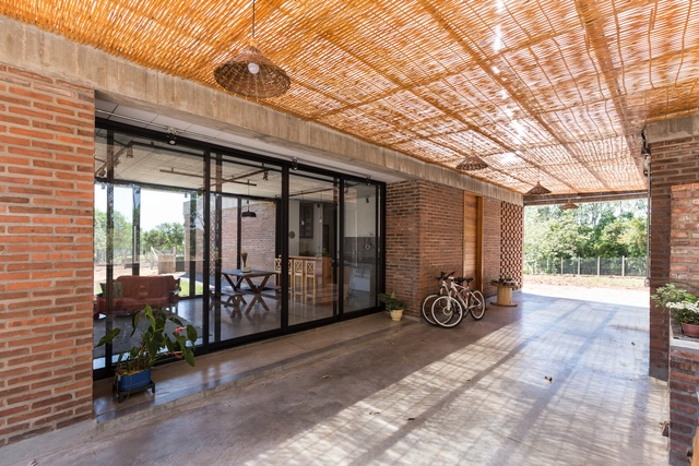 Casas brasileiras: 15 residências com piso de cimento queimado  - Imagem de Destaque