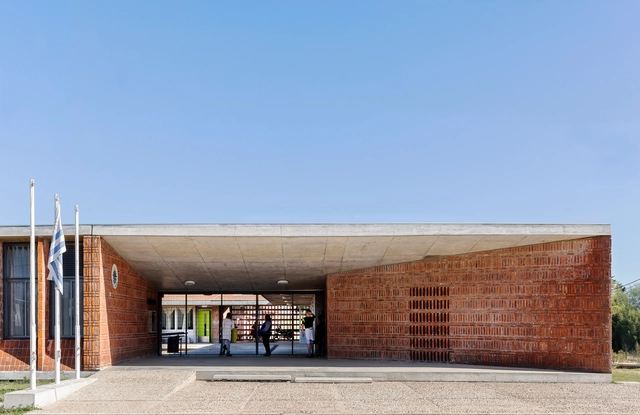 Escuela de tiempo completo N300 Colonia Nicolich / PAEPU_ANEP - Escuela Primaria, Fachada